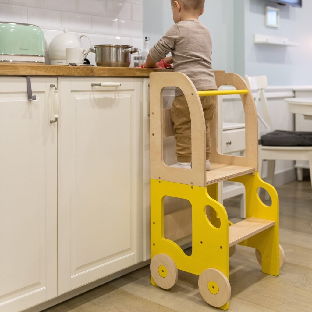 Køkkentrappe / montessori-læringstårn: bord, stol og trappe i ét til barn, gul og naturfarvet