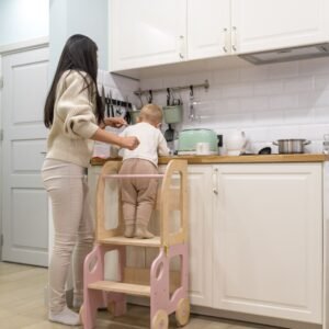 Køkkentrappe / montessori-læringstårn: bord, stol og trappe i ét til barn, pink og naturfarvet